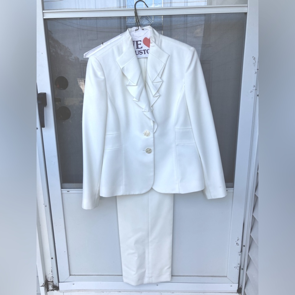 Nipon Boutique elegant white pant suit. Lined and beautifully designed.